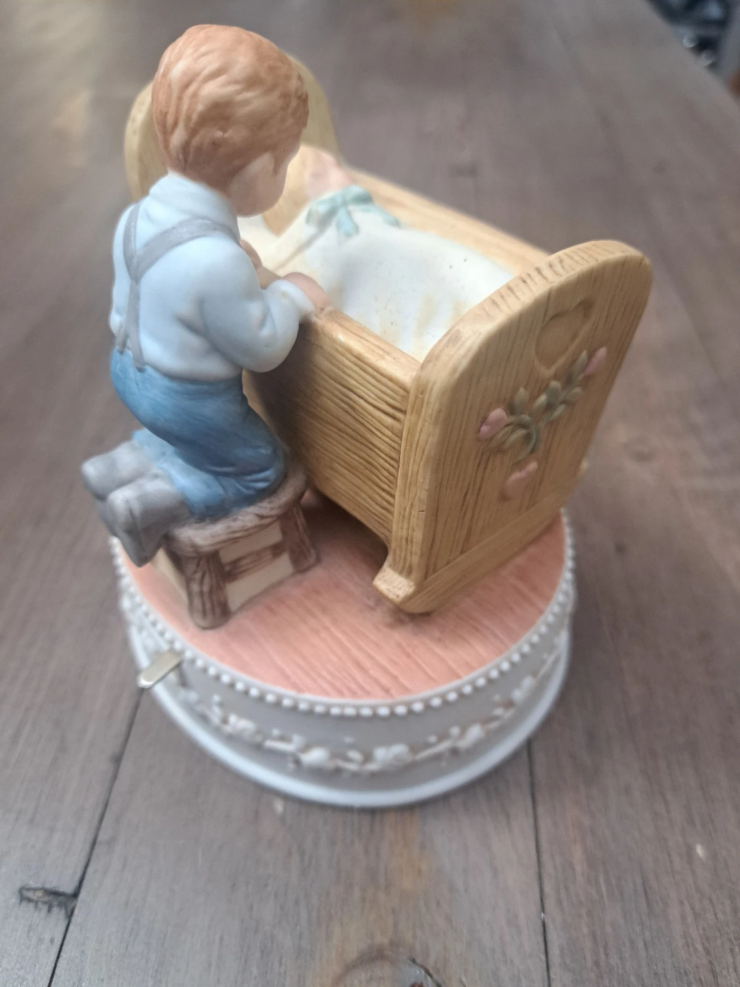 Vintage 1989 Enesco Watching Baby Sleep Musical Figurine - photo 2