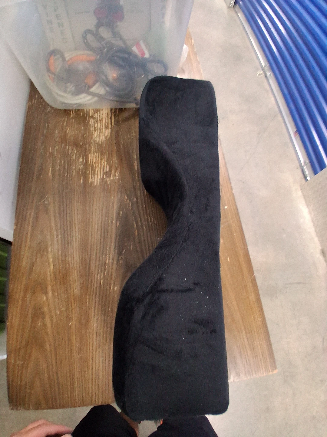 Black contoured orthopedic knee pillow - photo 3