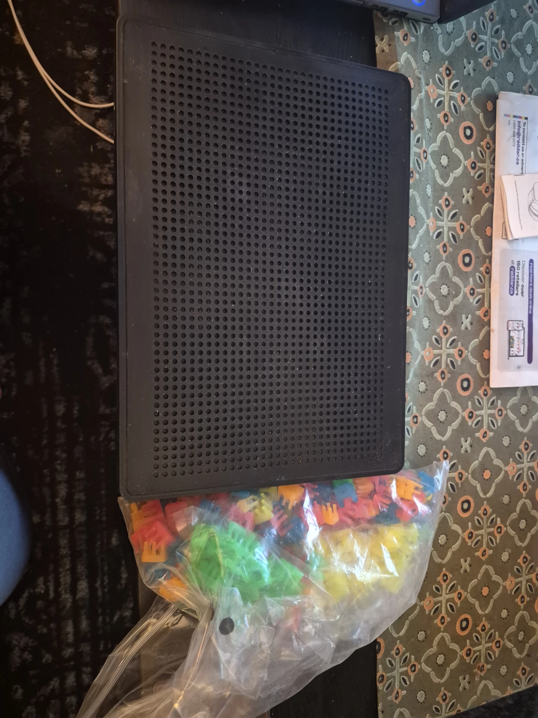 Pegboard and building pegs set