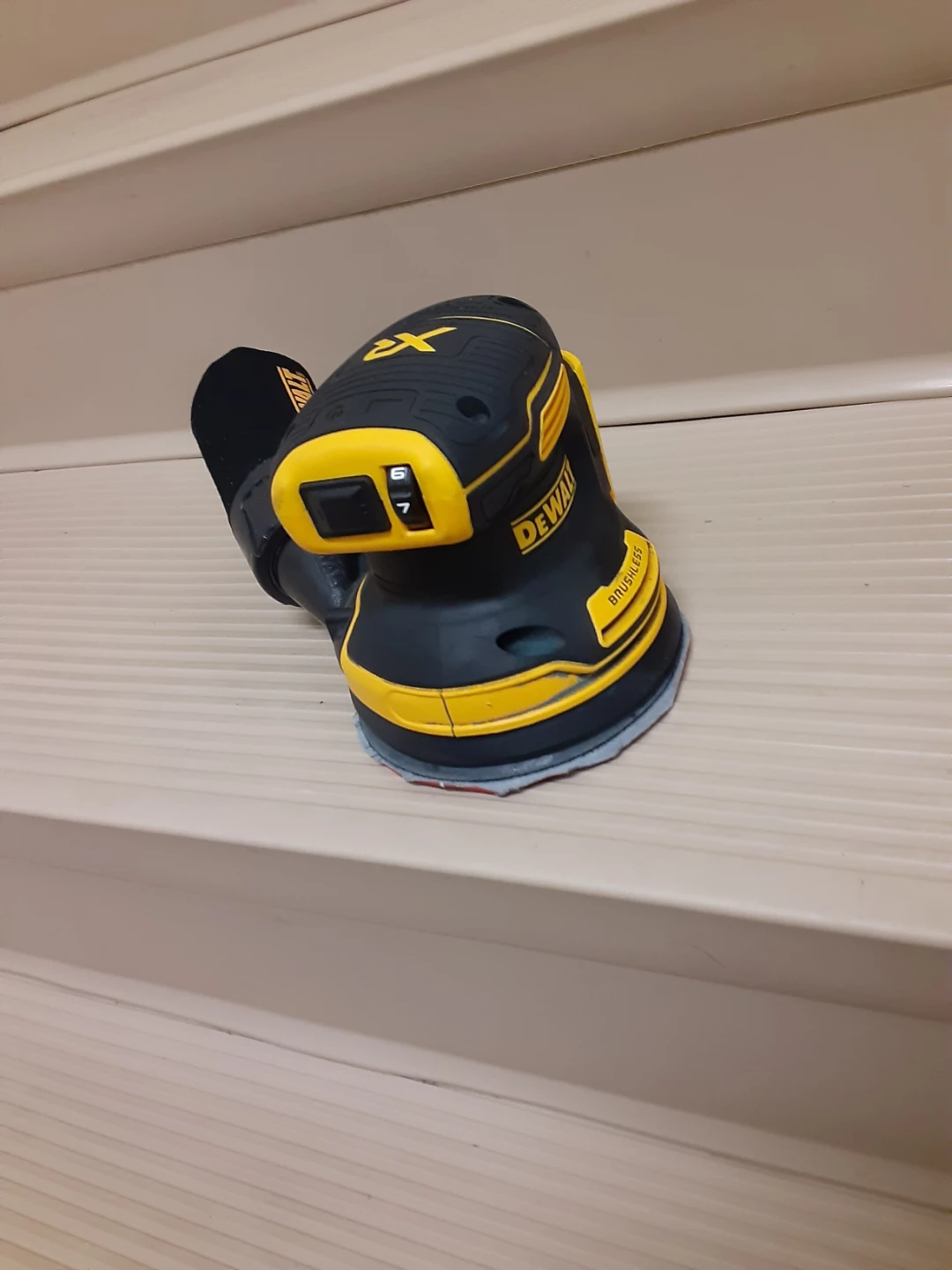 DEWALT XR Brushless Random Orbit Sander DCW210 - photo 5