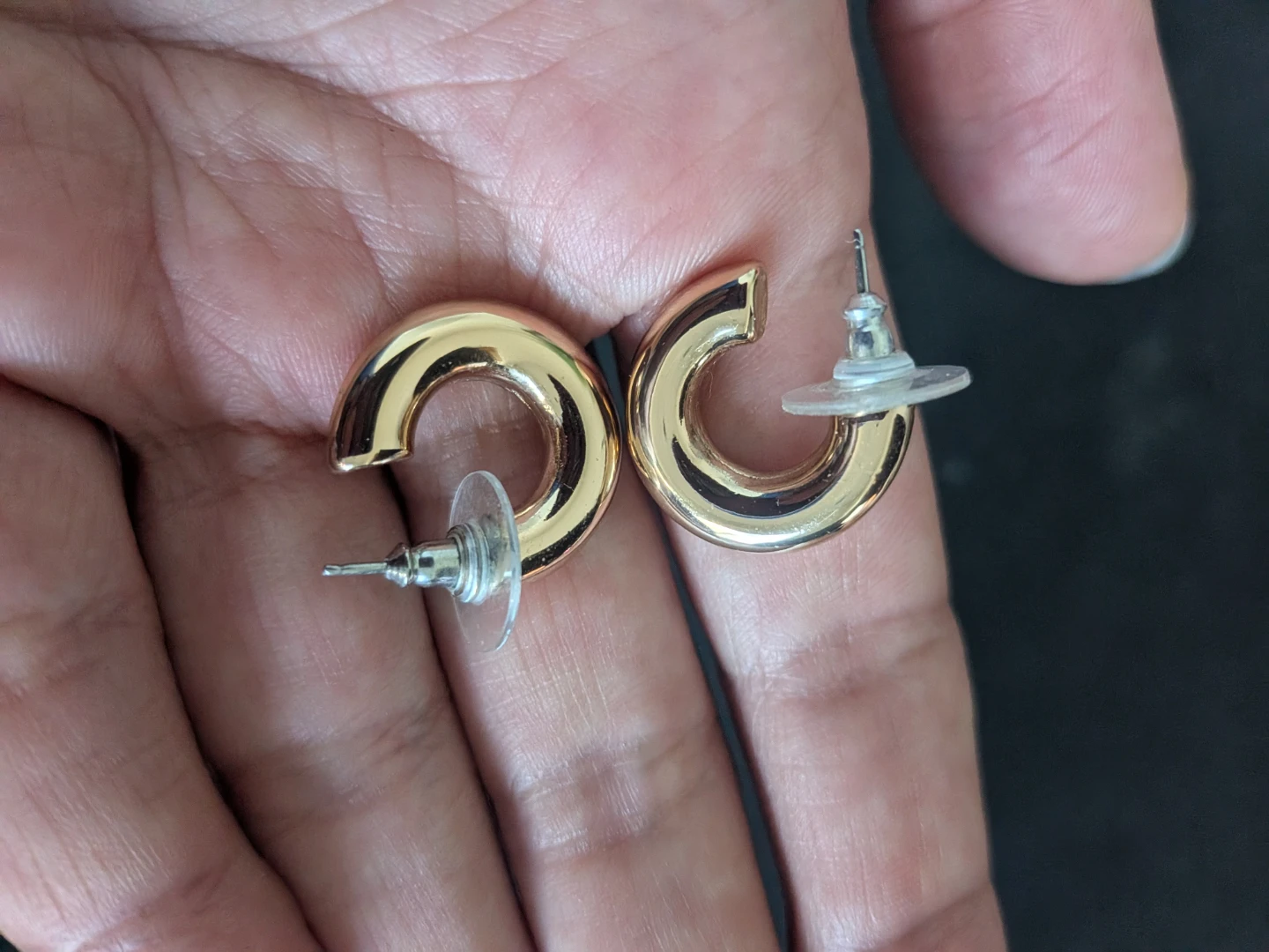 Gold-tone hoop earrings and two rings - photo 2
