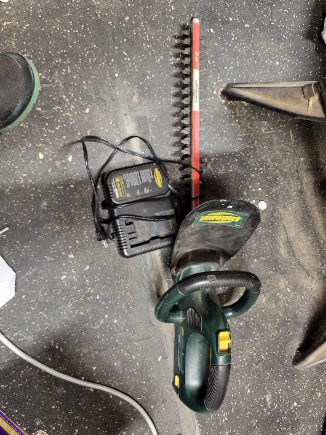 Yardworks 18V Cordless Hedge Trimmer
