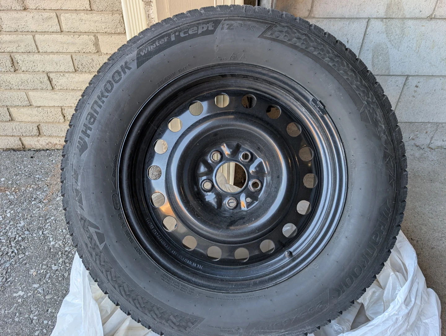 Hankook Winter i*cept IZ3 X Tire 235/65R17 104T