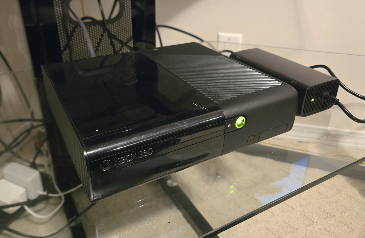 Xbox 360 E + 250GB HDD + Call of Duty MW3 - photo 3