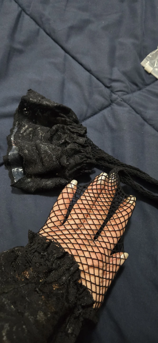 Black Lace Fishnet Gloves - photo 2