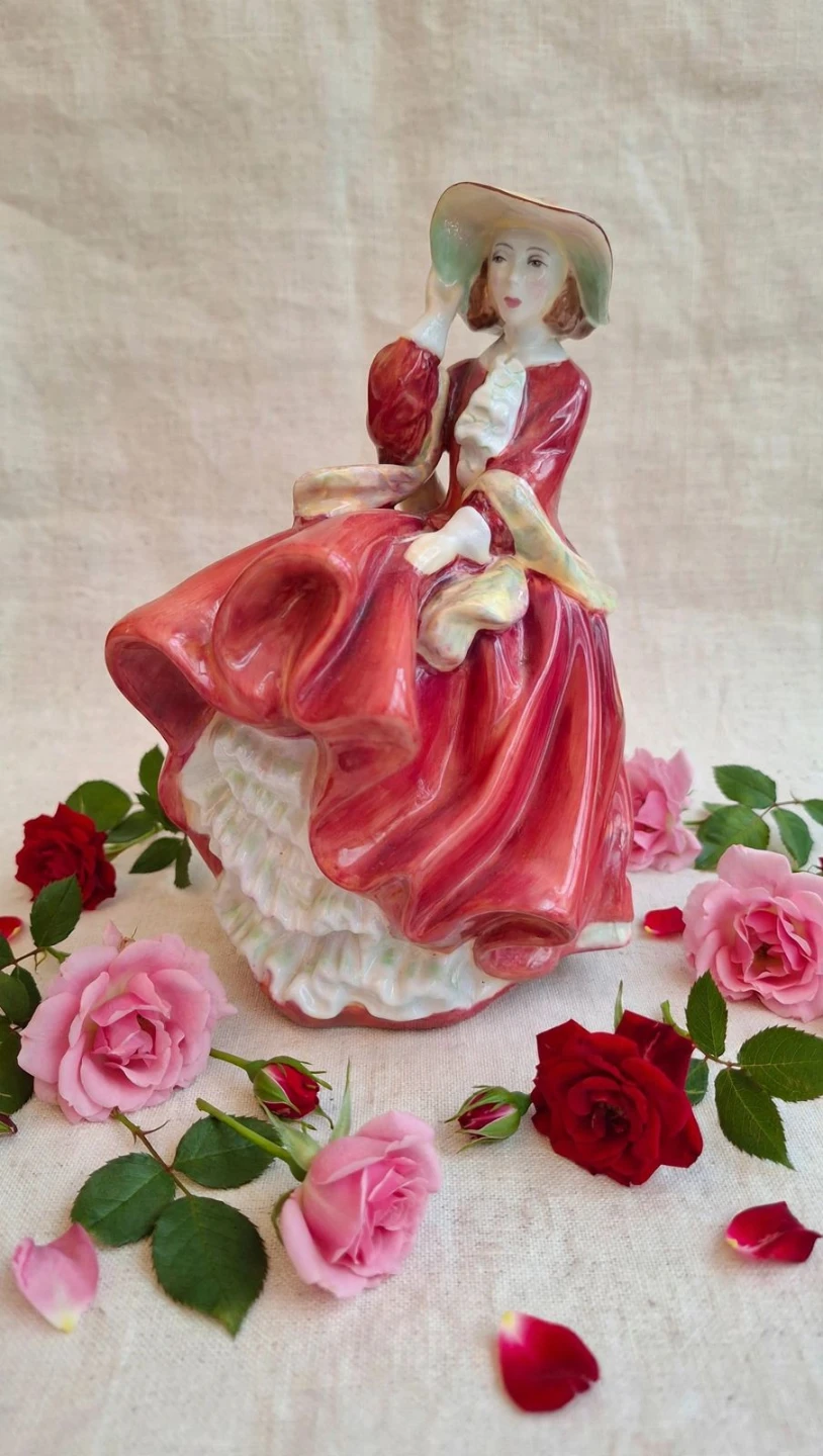 Royal Doulton Top o' the Hill Figurine HN 1834 - photo 2