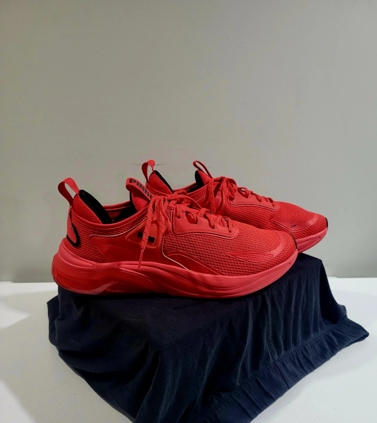 MEN'S SIZE 10 PUMA SHOES LIGHTLY USED