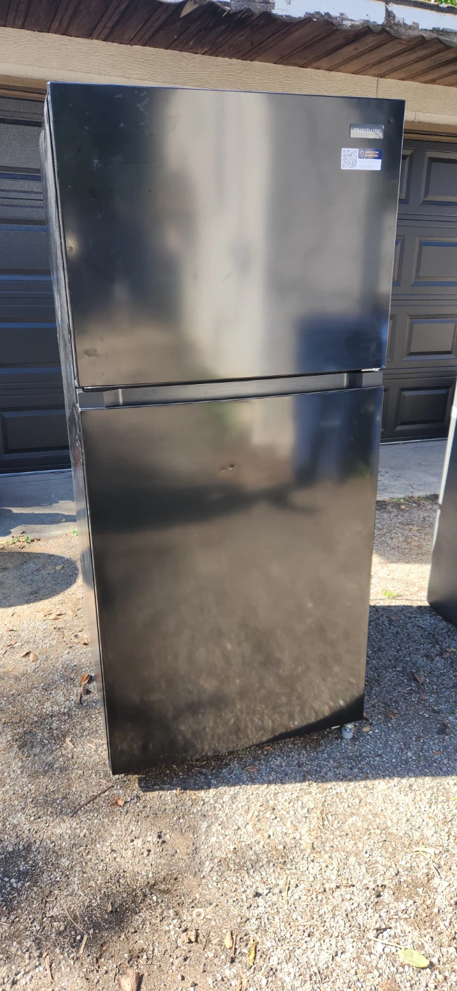 Frigidaire EvenTemp Top Freezer Refrigerator