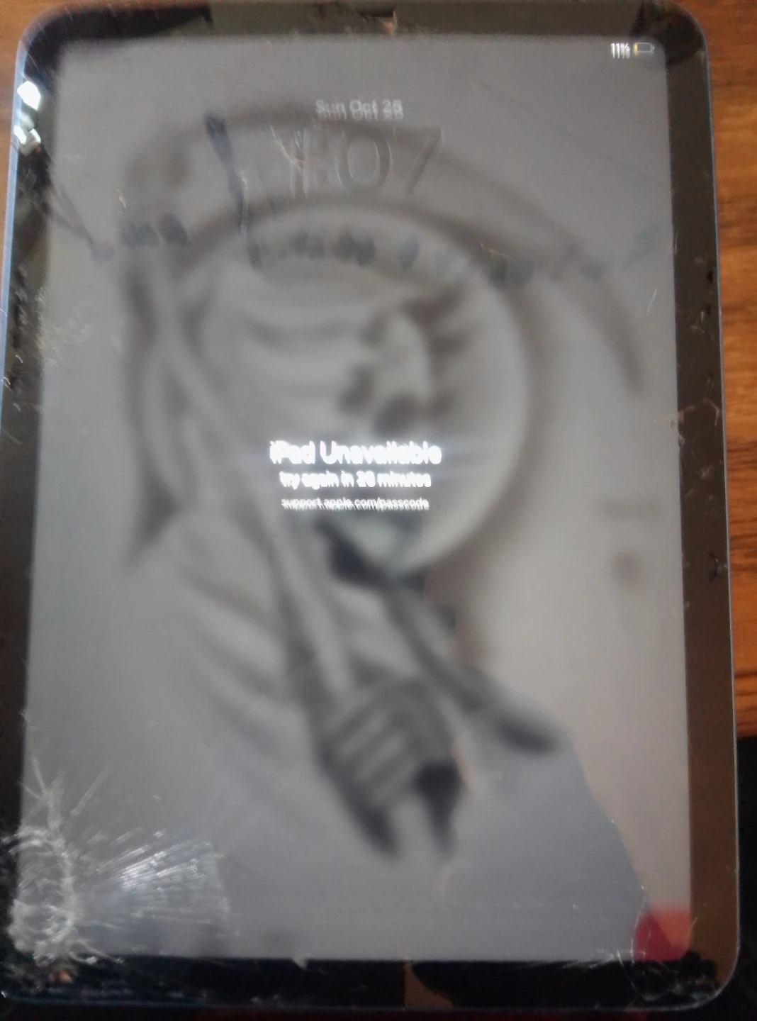 Apple iPad with cracked screen - photo 2