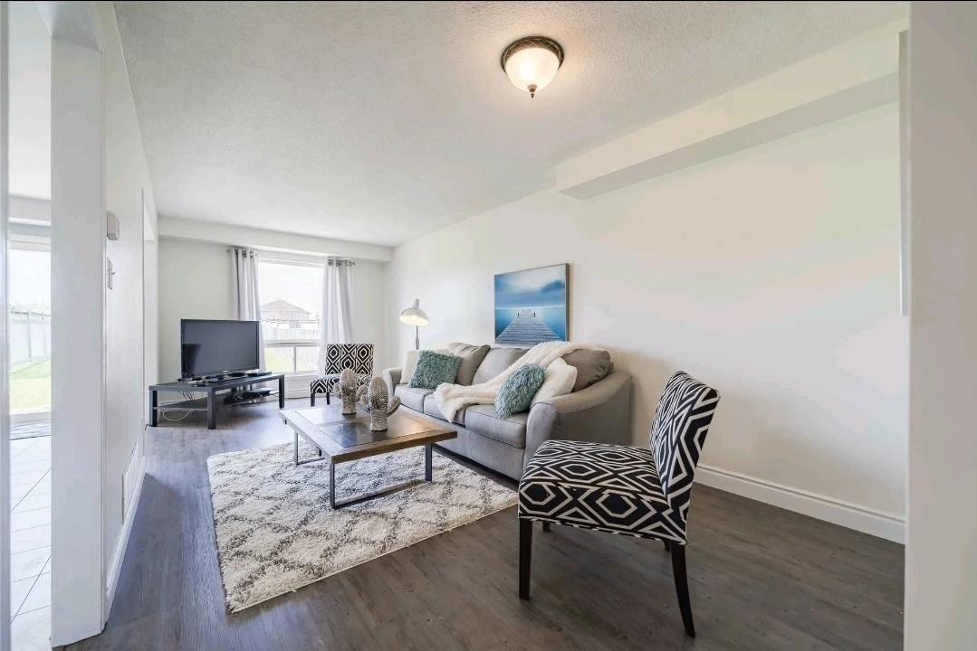 3 Upper Level Private rooms available near to Durham College - photo 2