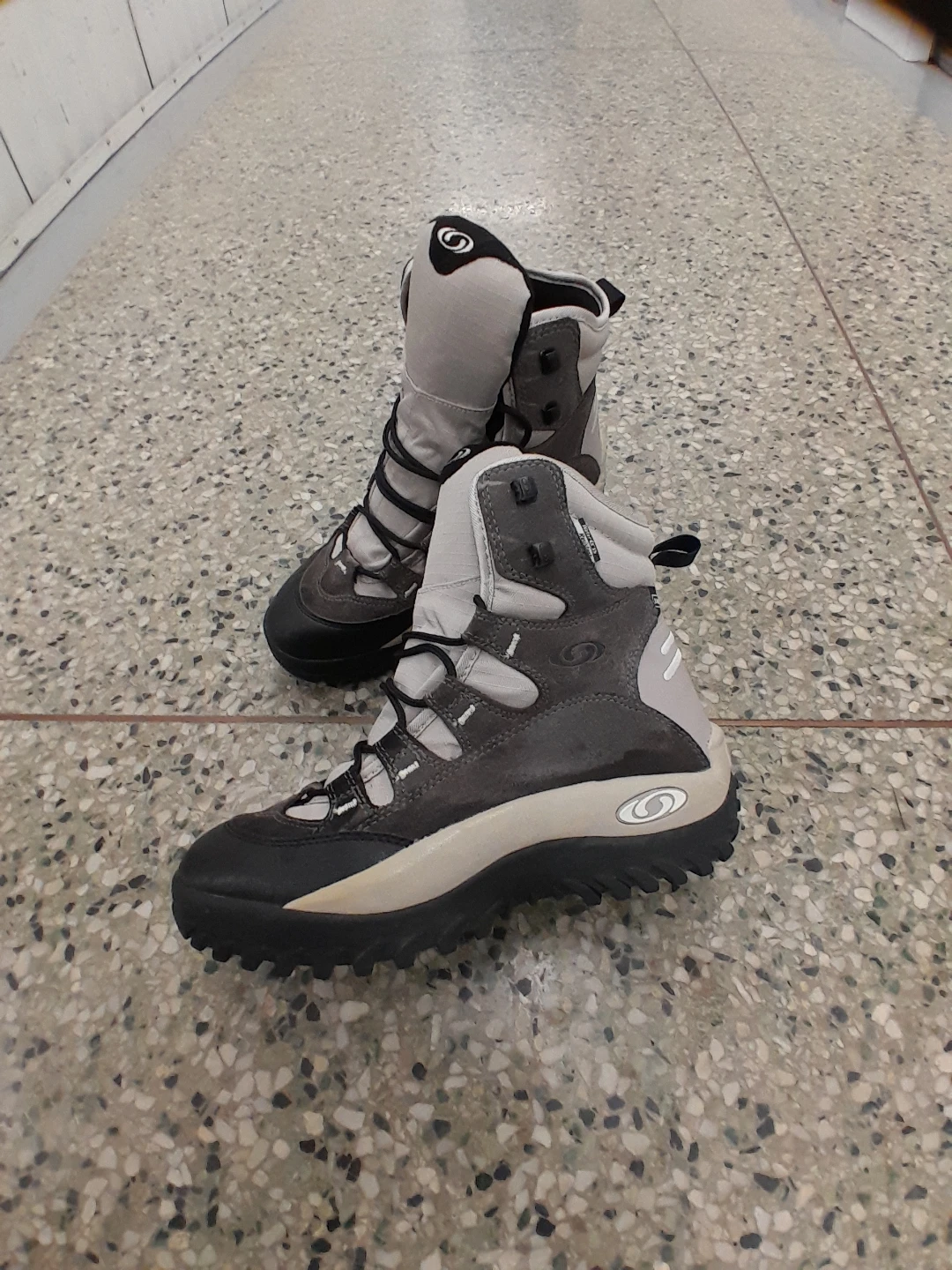 Salomon Hiking Boots Men's Size 8.5 - photo 4