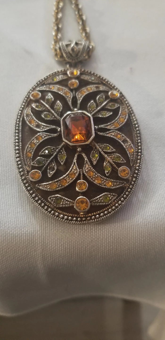 Oval pendant necklace with amber-coloured crystals
