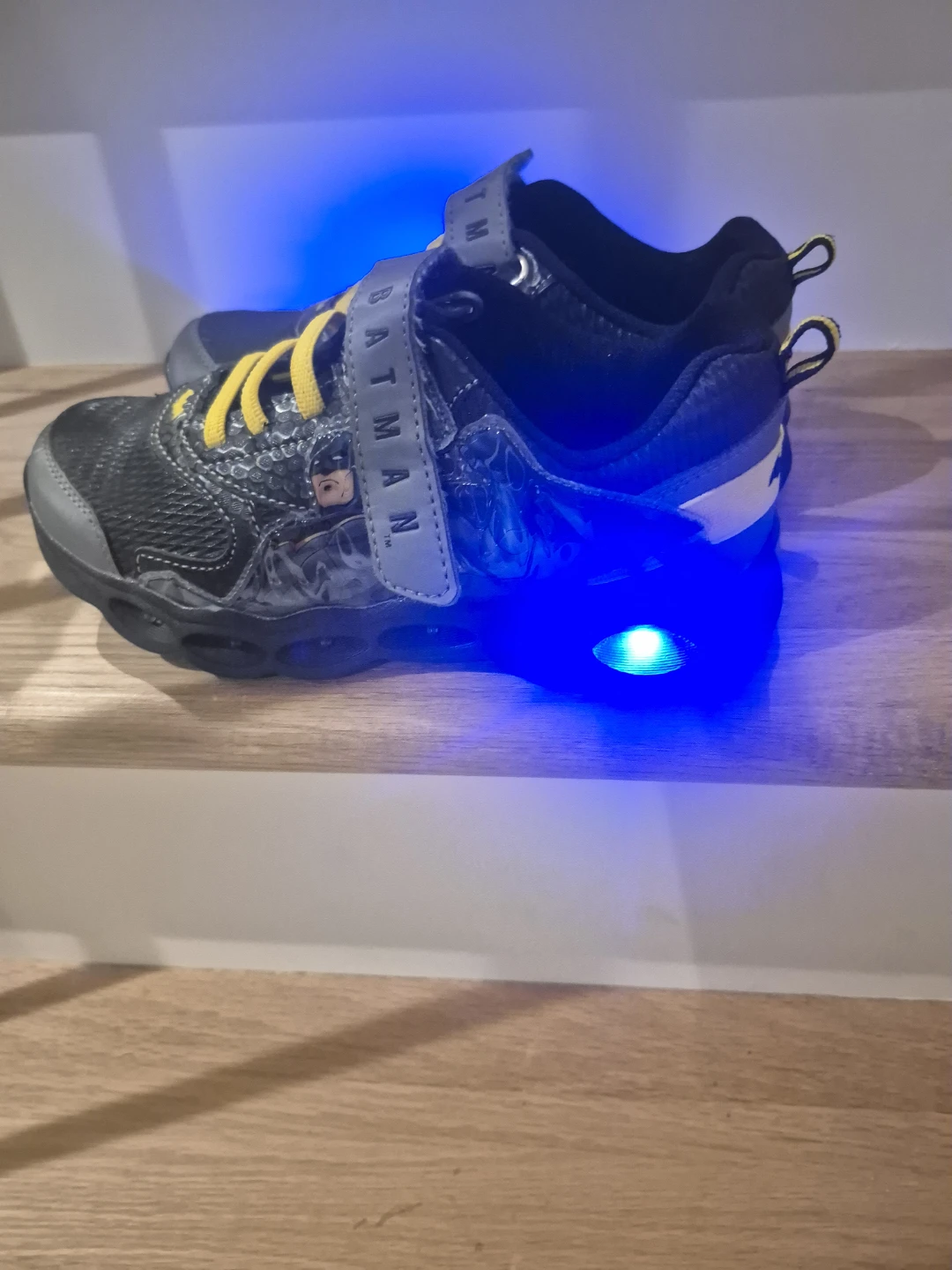 Batman Light-Up Kids Sneakers Size 3 - photo 2