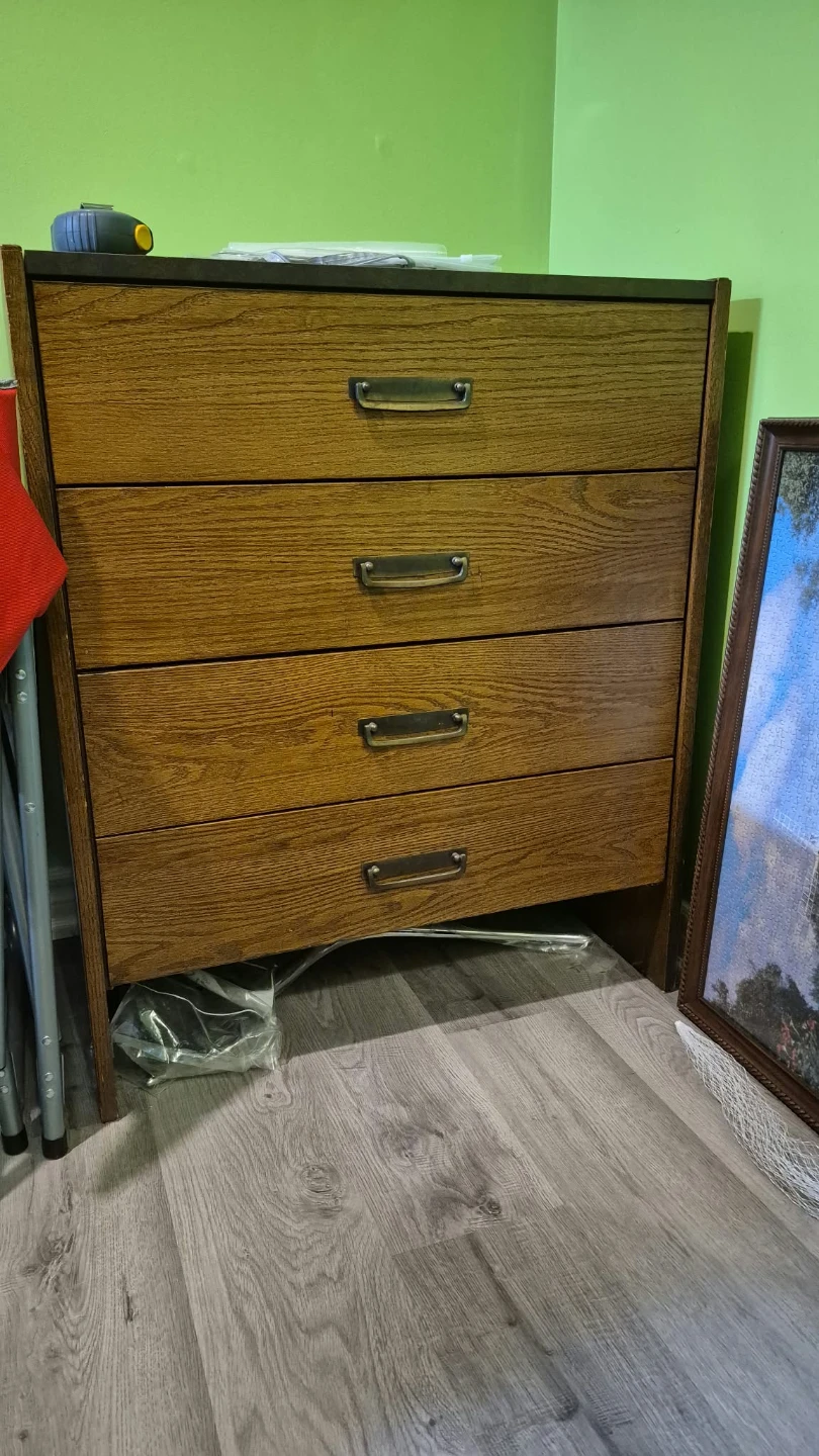 Vintage 4-Drawer Wooden Dresser / Chest of Drawers