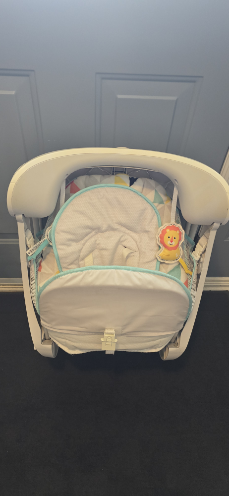 Fisher-Price Baby Swing - 6 speed swings-new batteries included - photo 2