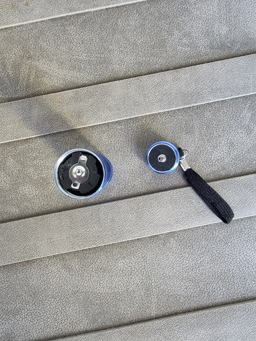 Blue compact flashlight - photo 2