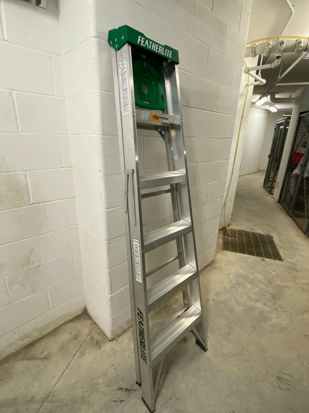 Featherlite 6 ft. Aluminum Step Ladder - photo 3