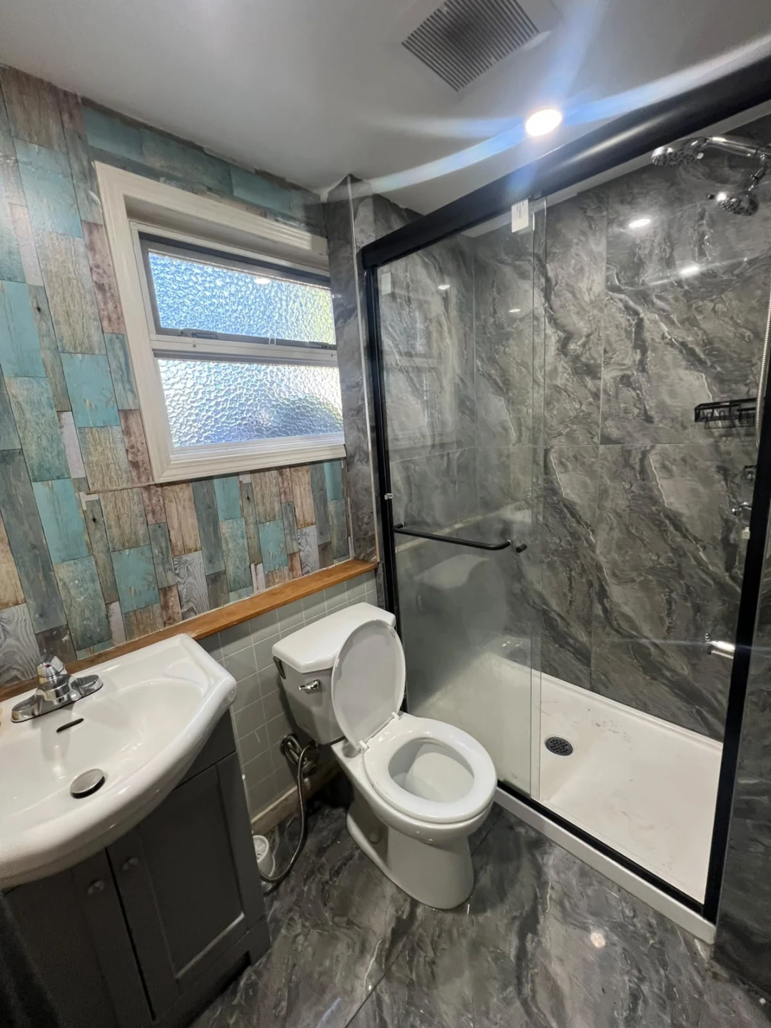 2 bedroom basement on rent - photo 4