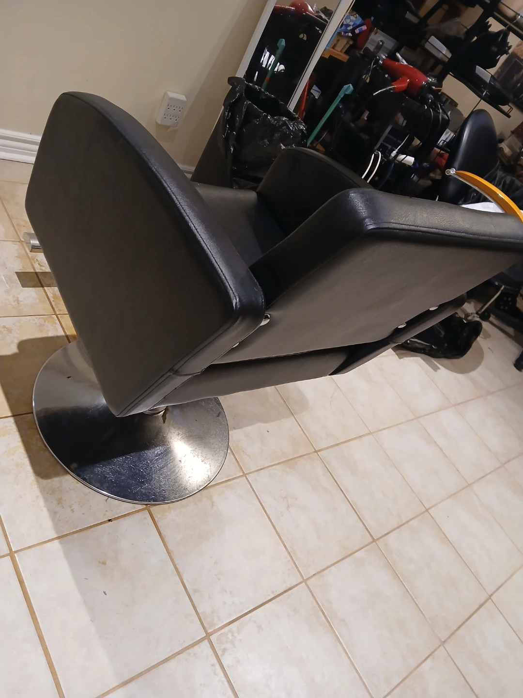 Hairstylist Chair  $350 pick up Mississauga - photo 2