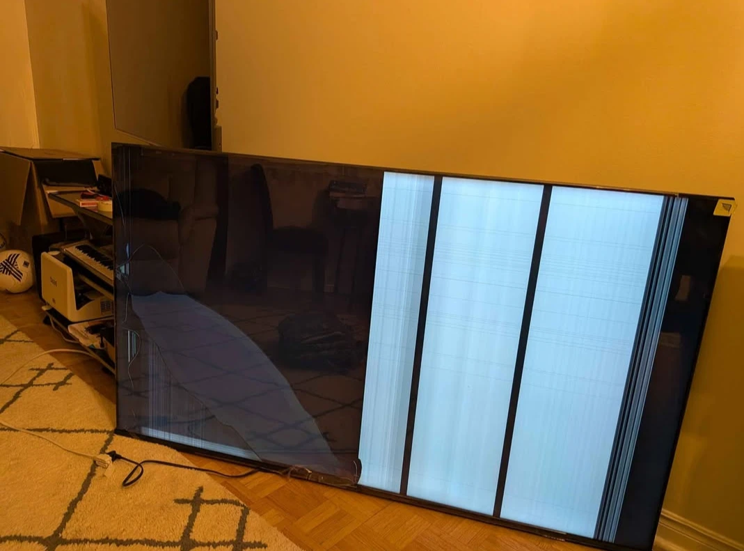Hisense 65" Smart TV – For Parts/Repair - photo 3