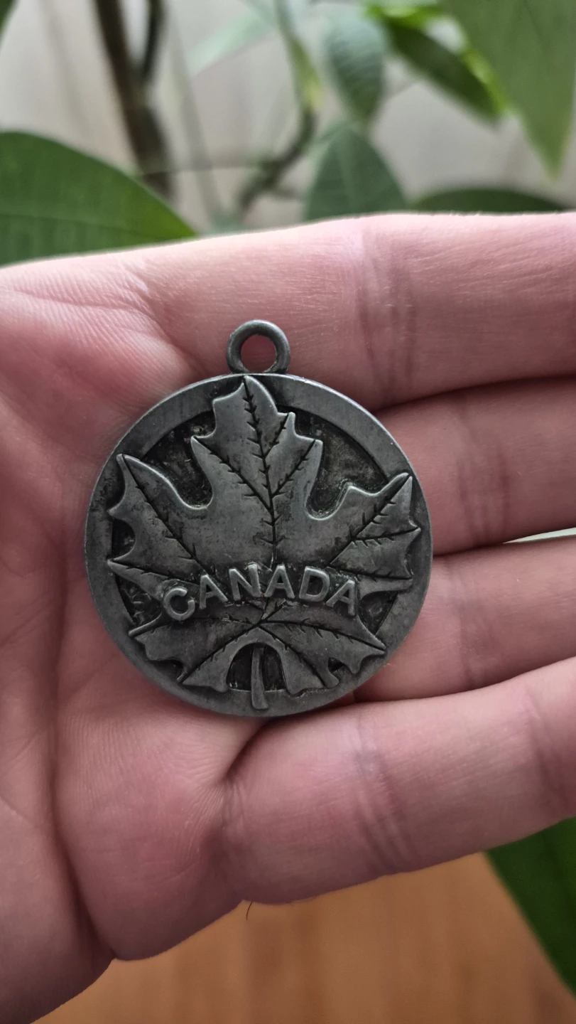 Canada maple leaf metal pendant - photo 2