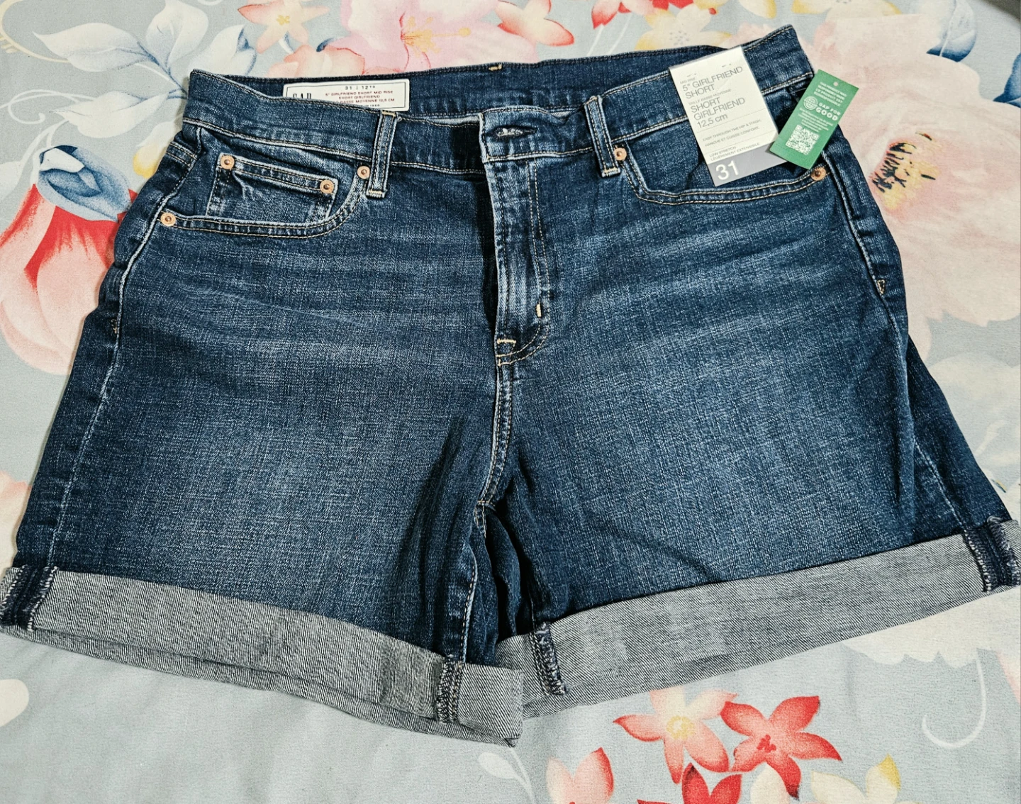 Gap 5 Inch Girlfriend Shorts - Size 31