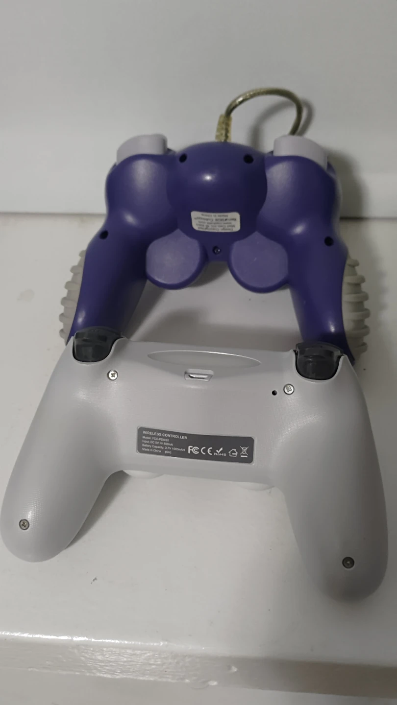 Mad Catz GameCube Controller and no-original PS 4 Controller - photo 4