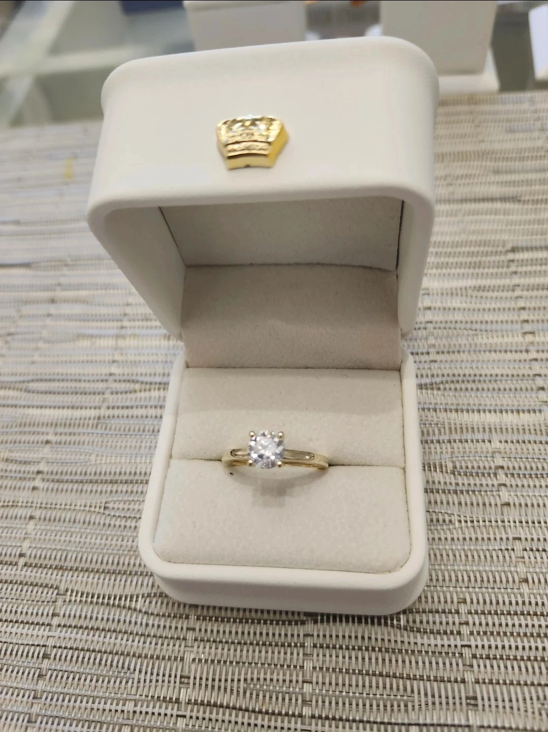 Solitaire Round Cut 1 Carat Moissanite Ring - photo 3