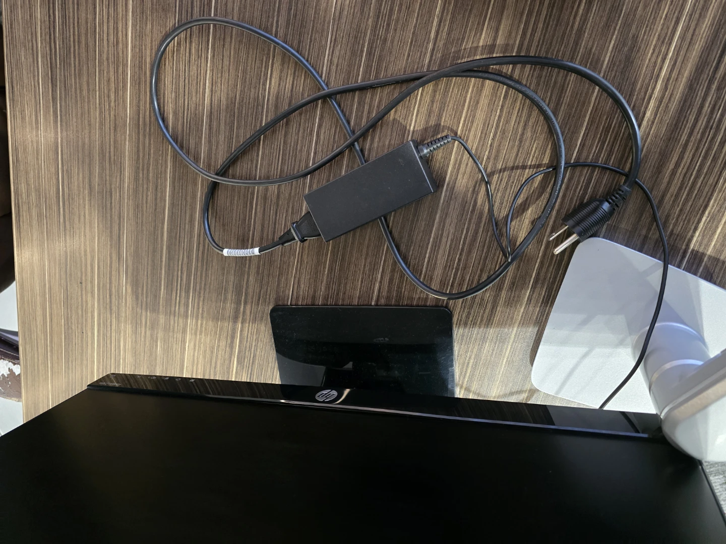 HP Pavilion 23bw 23-inch Monitor - photo 4