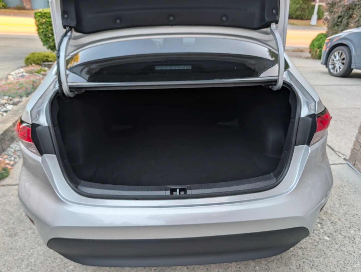 2023 Toyota Corolla LE Sedan – Low KM - 37,342 - photo 5