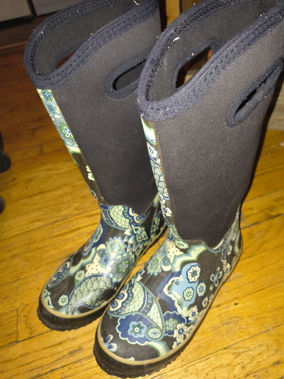 Womans Size 7 WATERPROOF boots