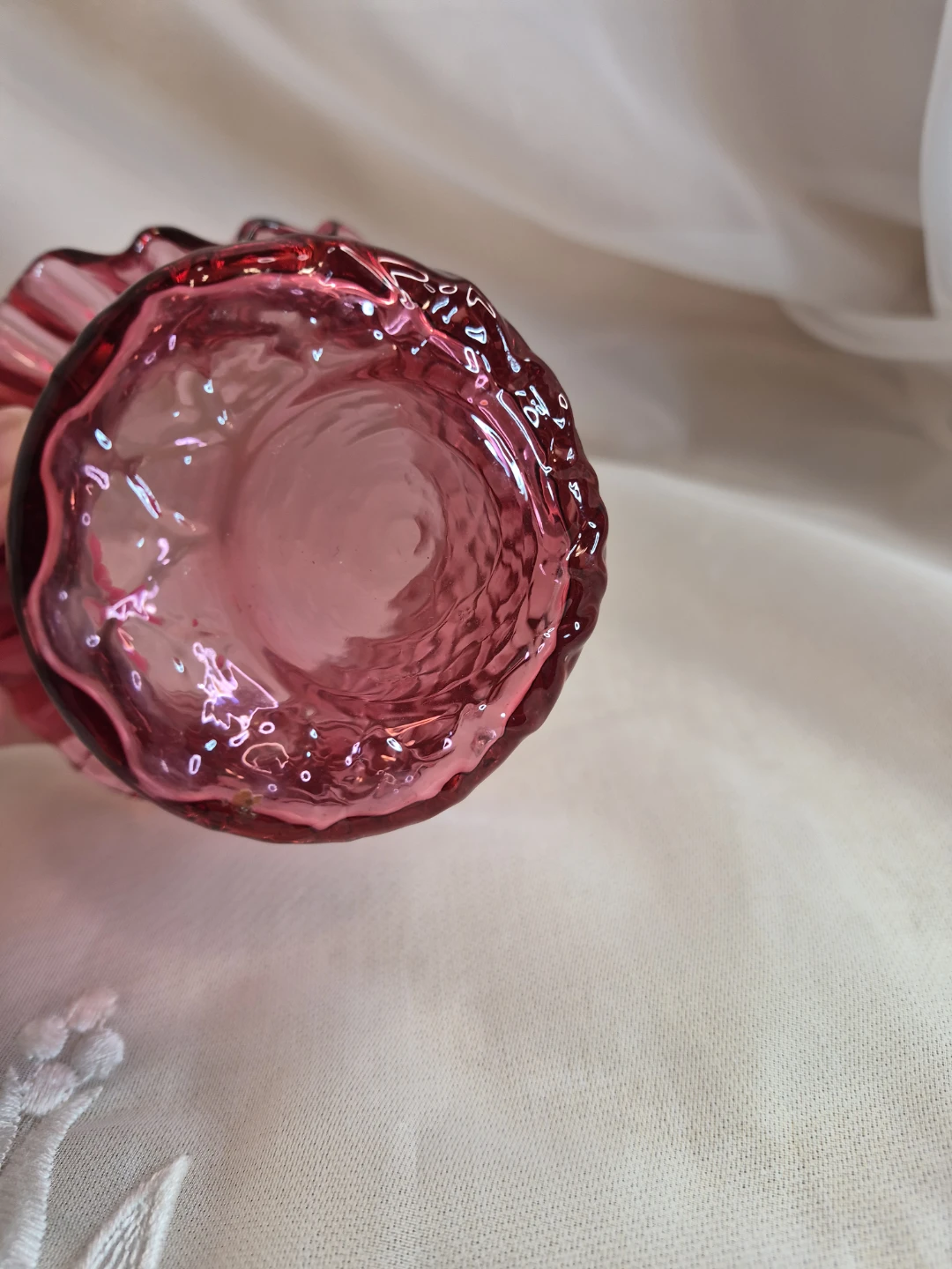 Beautiful Vintage 3 1/2" x 4" Cranberry Art Glass Hat Vase Decor - photo 5
