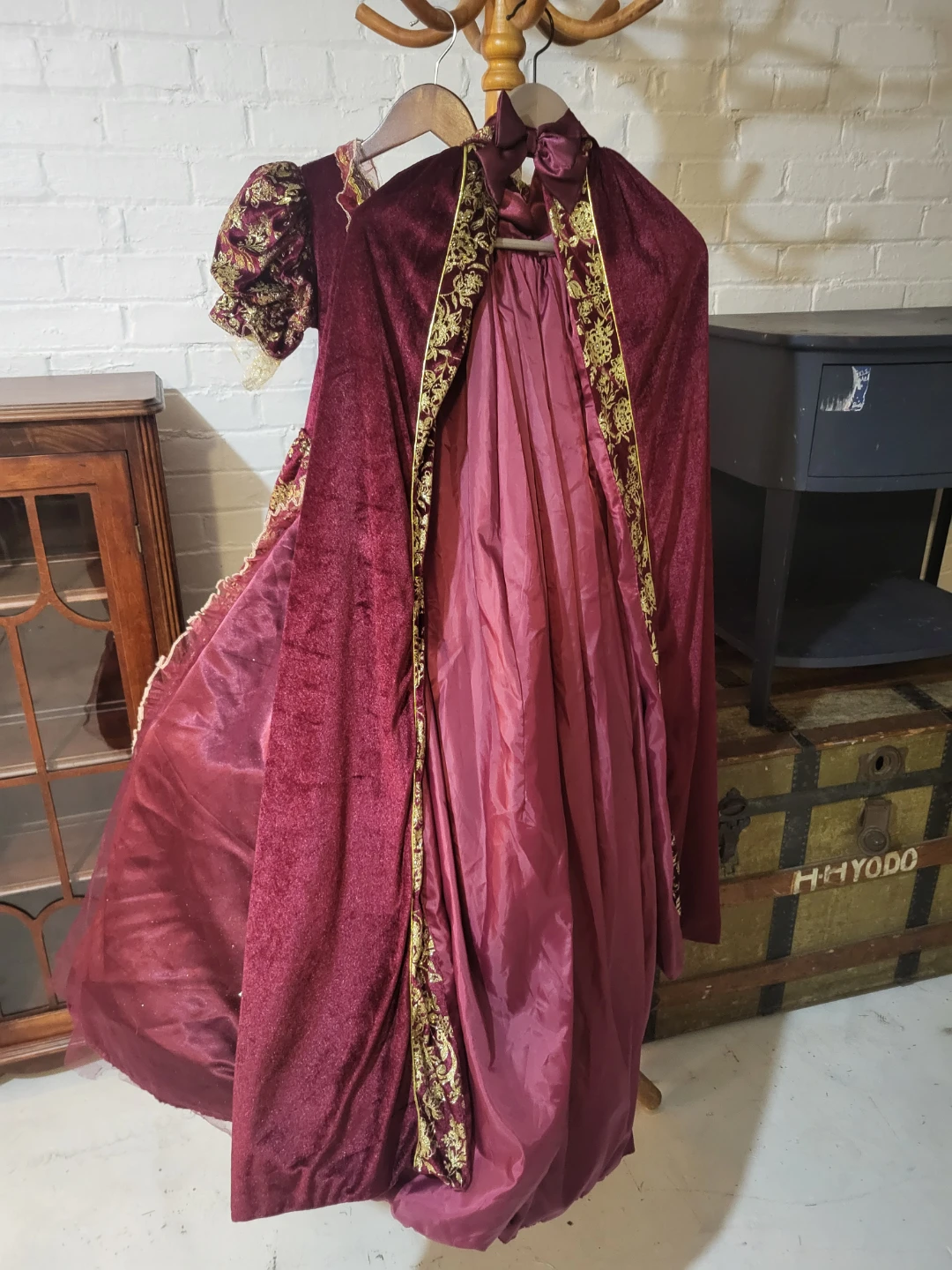 Child's Renaissance Style Velvet Gown - photo 2