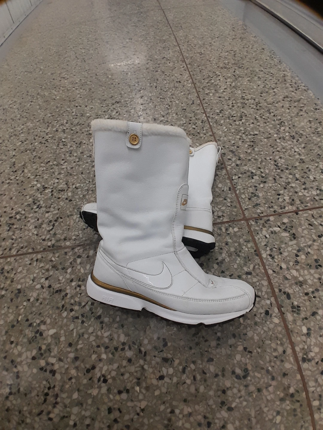 Nike Women's White Winter Boots Size 10