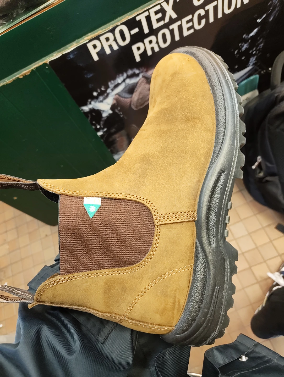 Blundstone Chelsea Boots in Brown Suede
