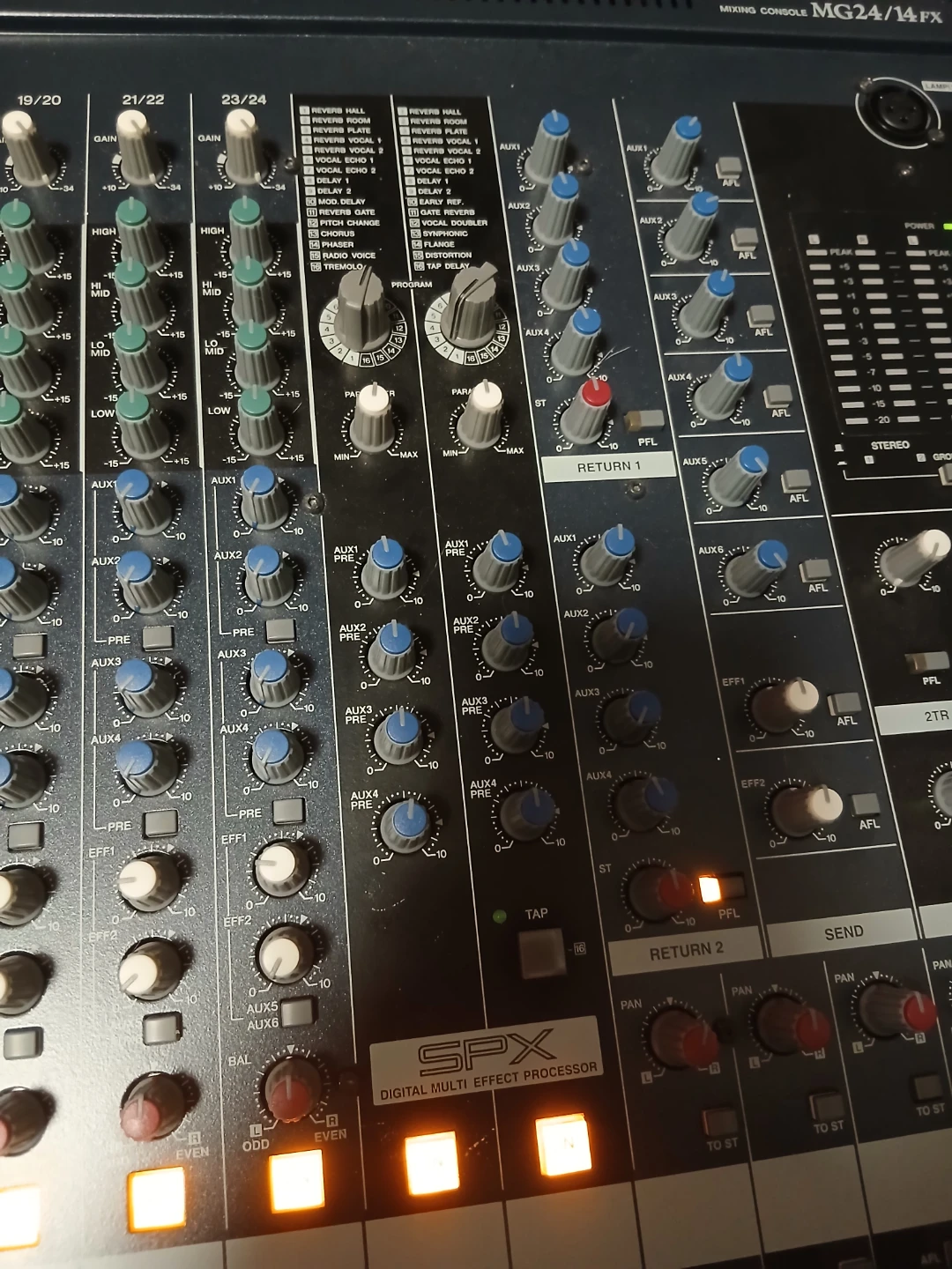 Yamaha MG24/14FX Mixing Console - photo 3