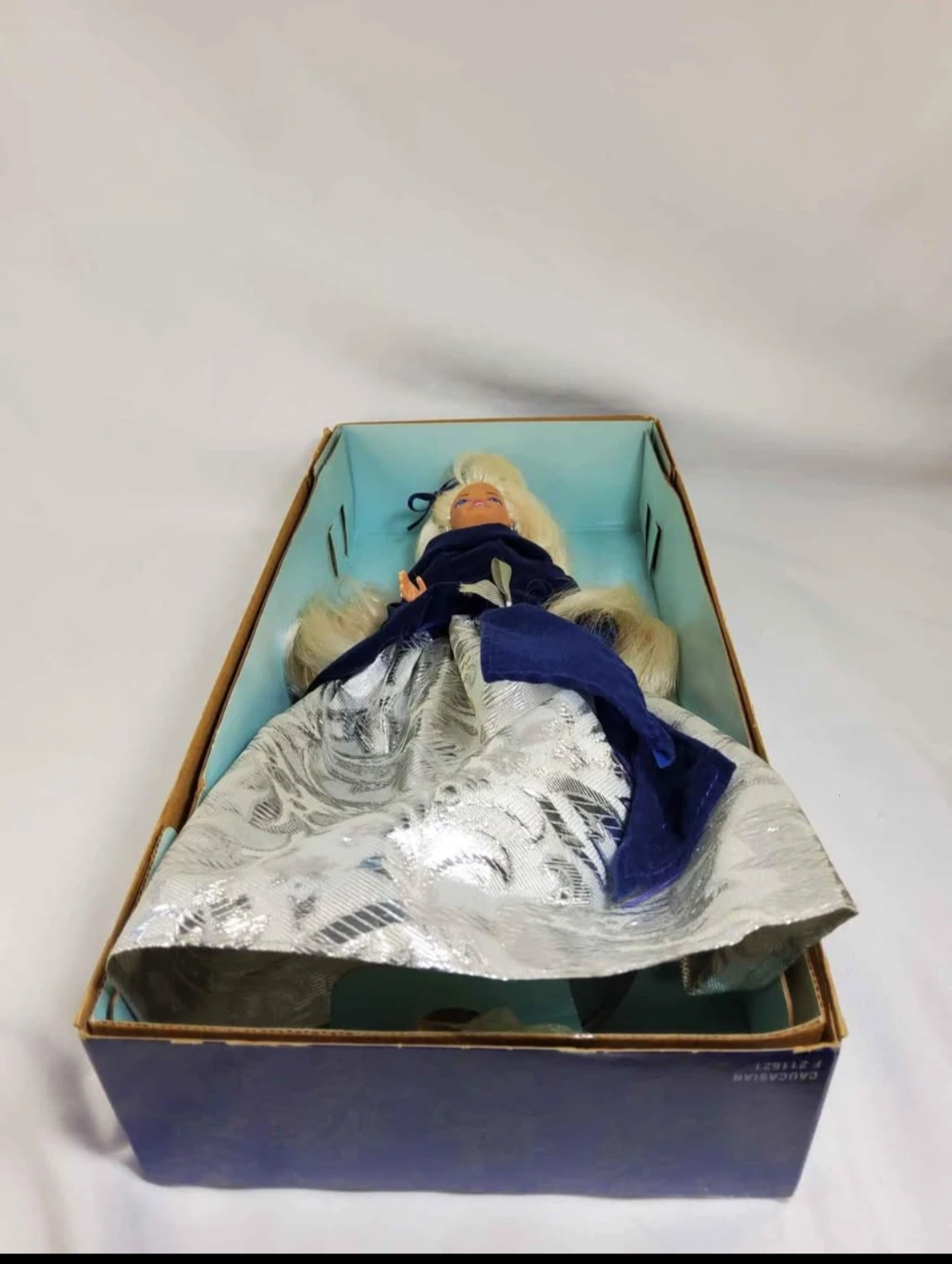 Winter Velvet Barbie doll  Avon Exclusive Model 15571 1995 - photo 5
