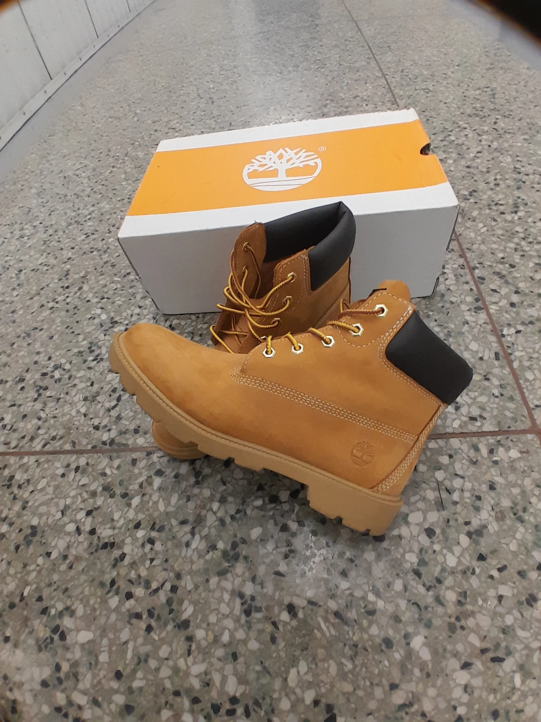Timberland Classic 6-Inch Waterproof Boots Women's Size 6 - photo 5
