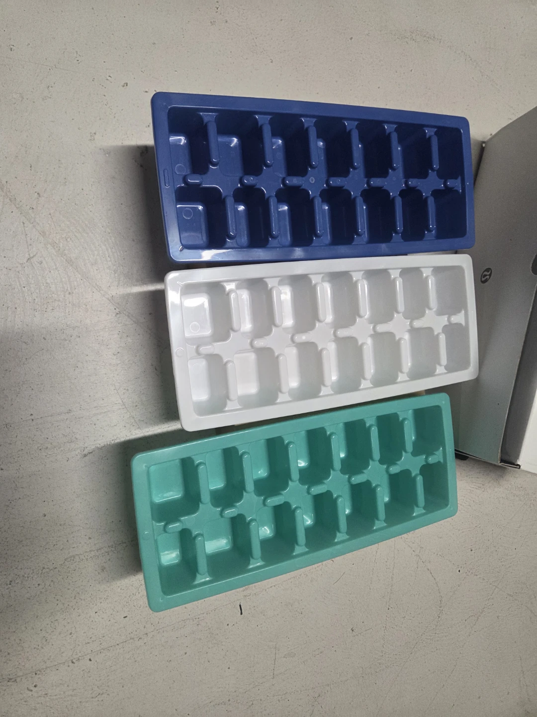 Set of 3 Plastic Ice Cube Trays - photo 2
