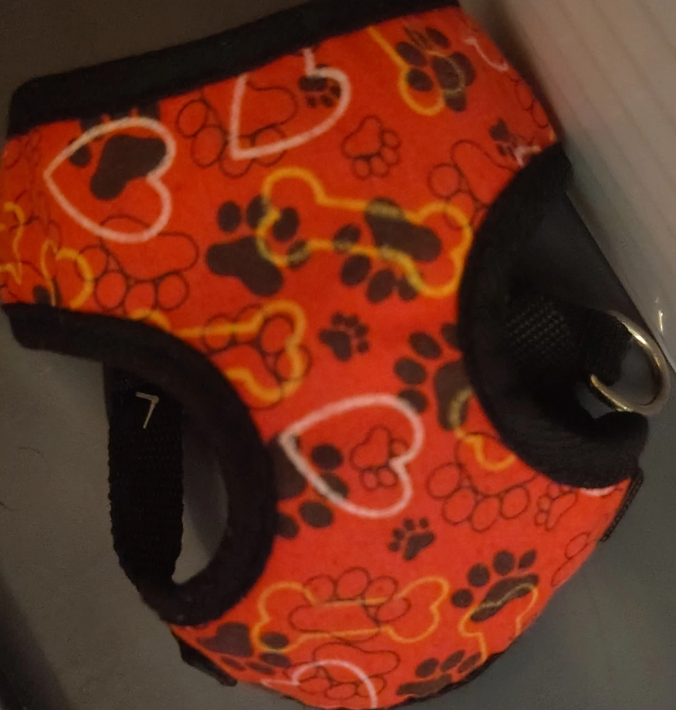 Small red pet harness with paw and heart pattern - photo 3