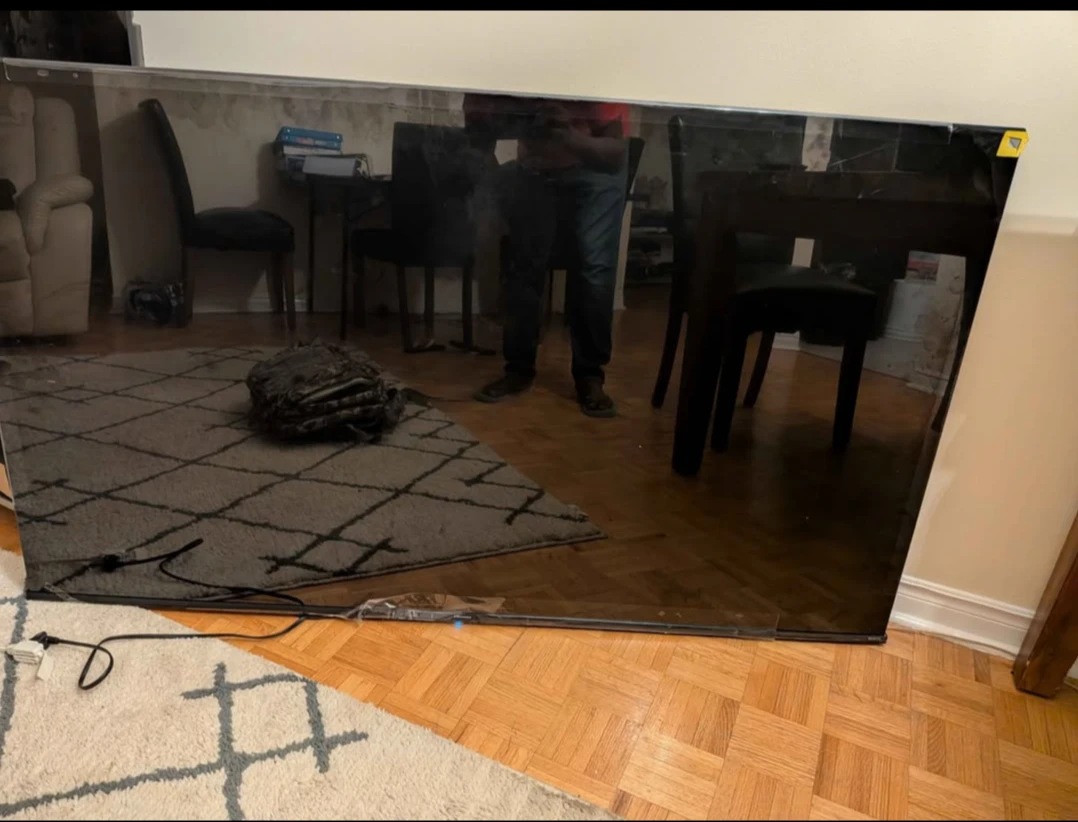 Hisense 65" Smart TV – For Parts/Repair - photo 2