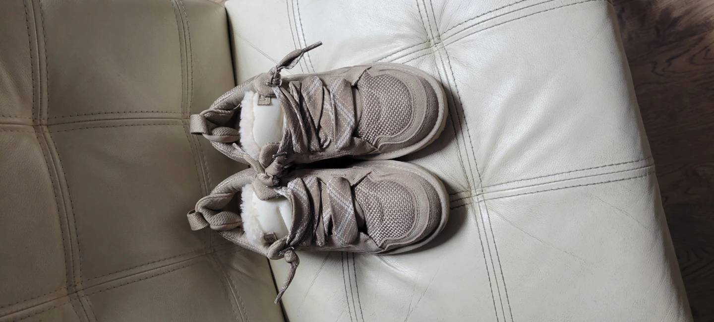 UGG lowmel Sneakers sz 6