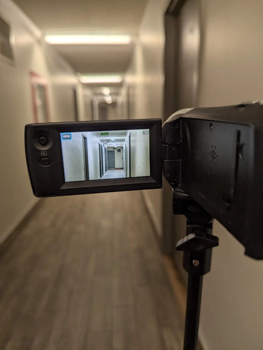 Sony HDR-CX405 Handycam with Tripod - photo 3