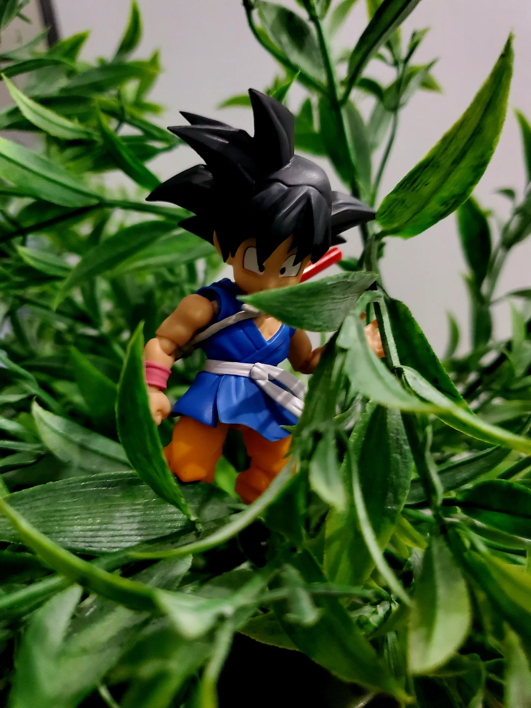 S. F. Figurearts GT kid goku- (NOT THE SAME ONE SHOWN READ DISC)