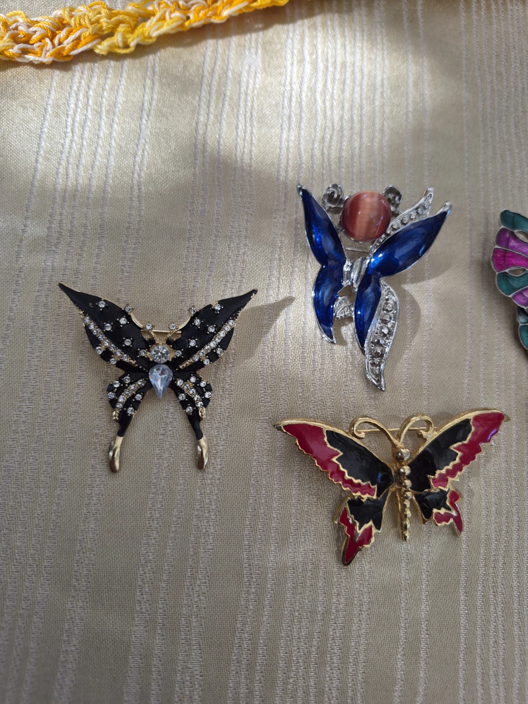 Beautiful 1 1/2"  - 2" Butterfly Fashion Broochs - photo 2