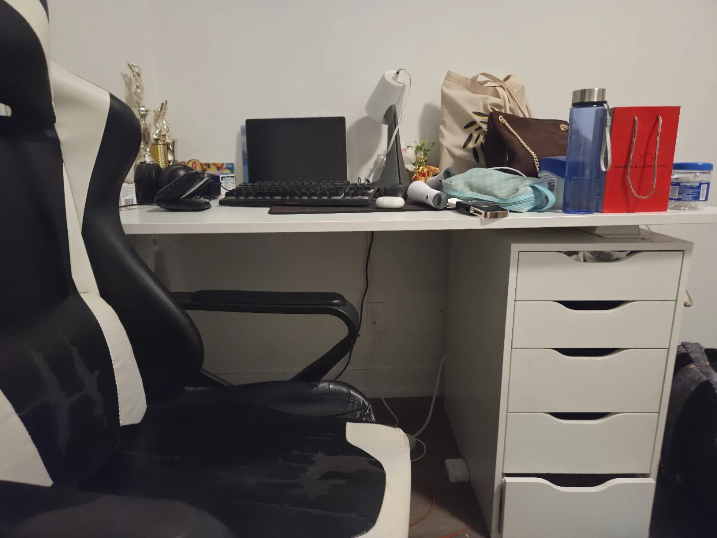Black and white gaming chair and 5 drawers table
