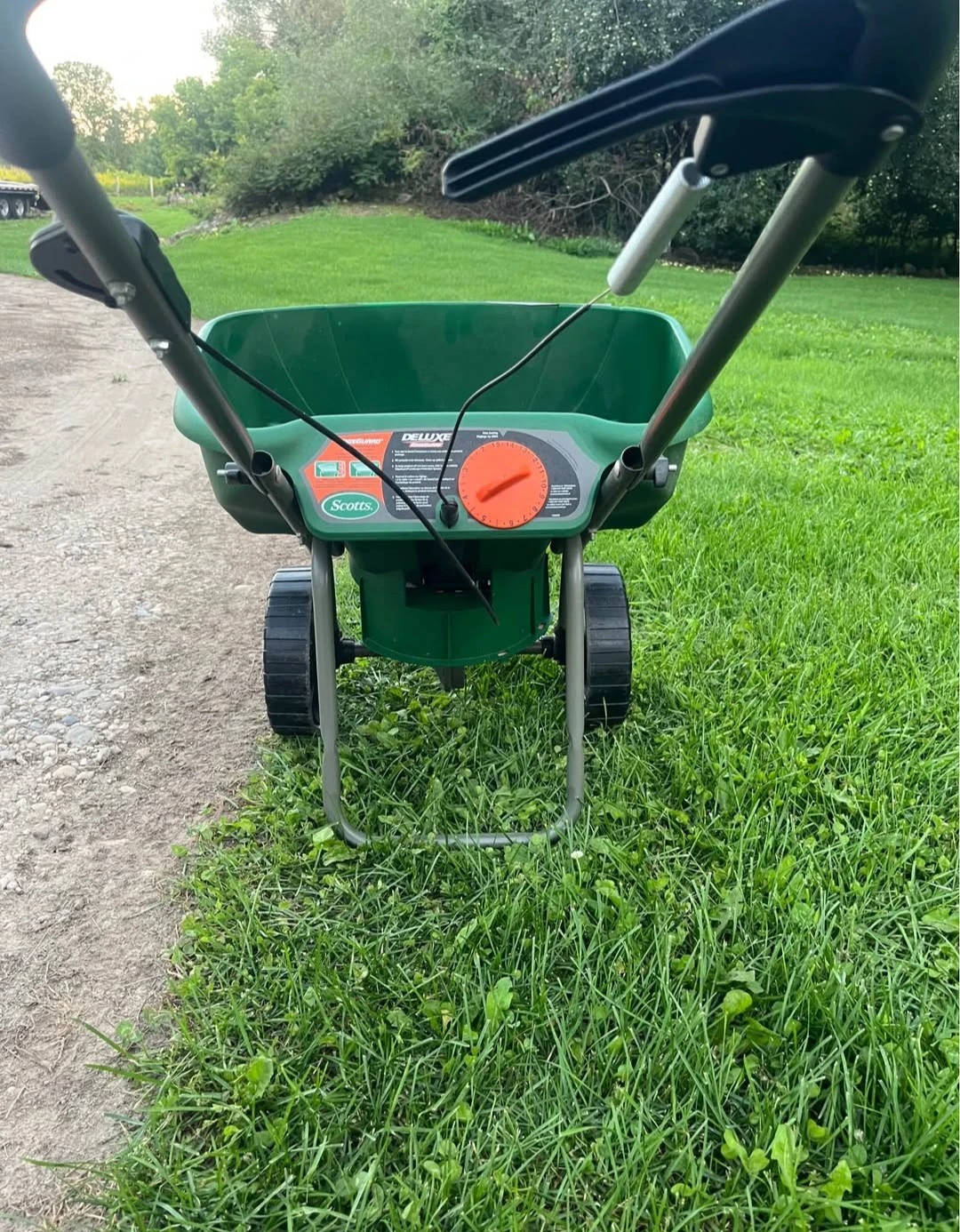 Scotts Deluxe EdgeGuard Broadcast Spreader - photo 3