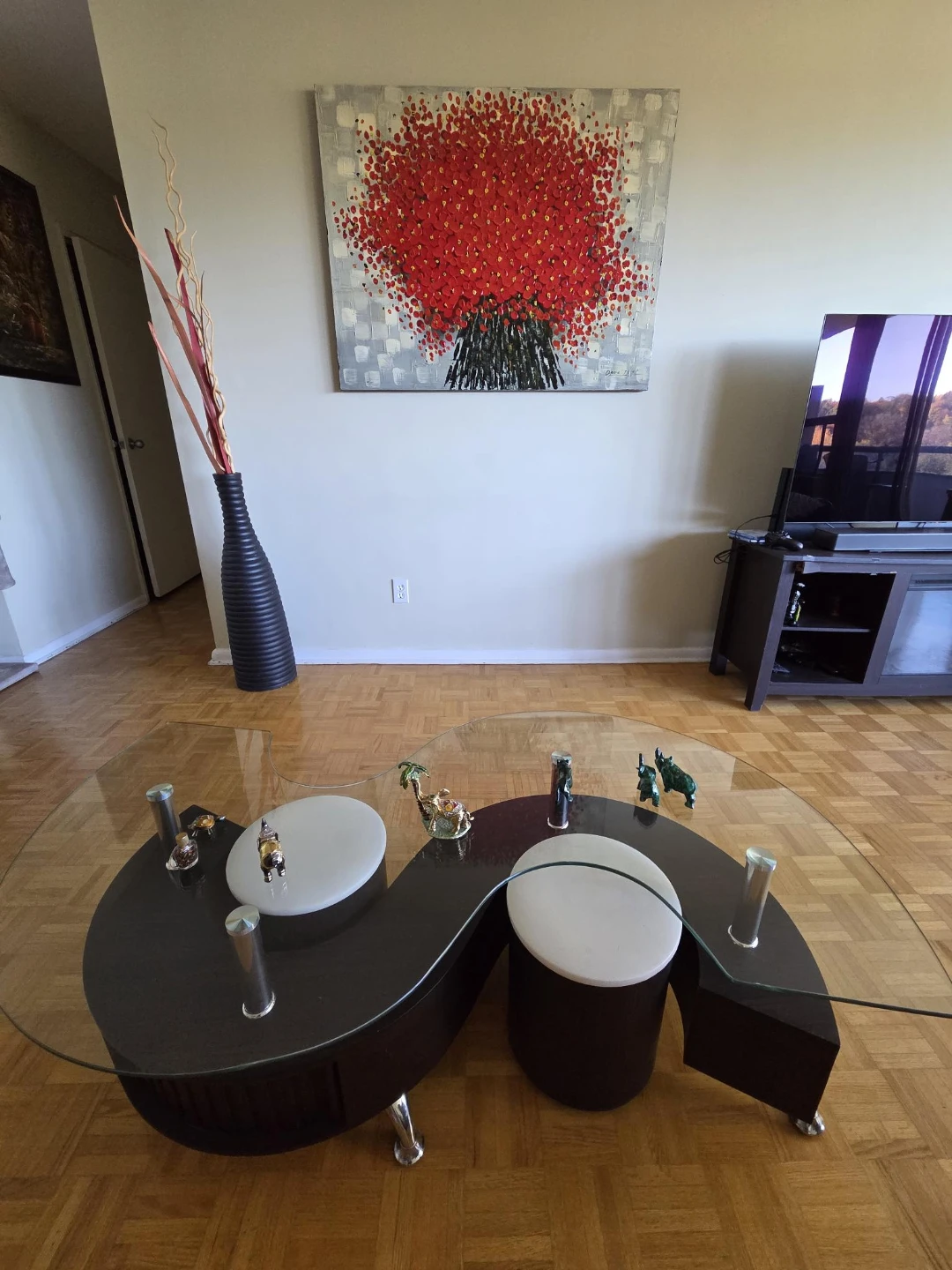 S-Shaped Coffee Table with Two Stools