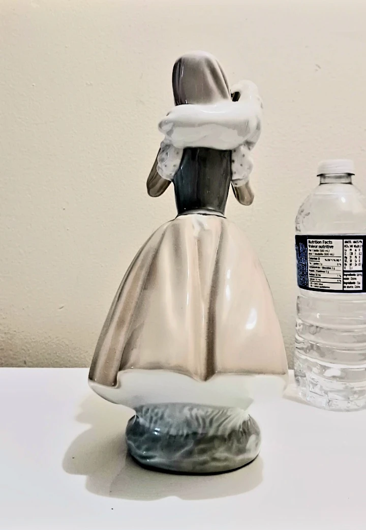 Nao by Lladro Handmade Shepherdess Figurine - photo 4