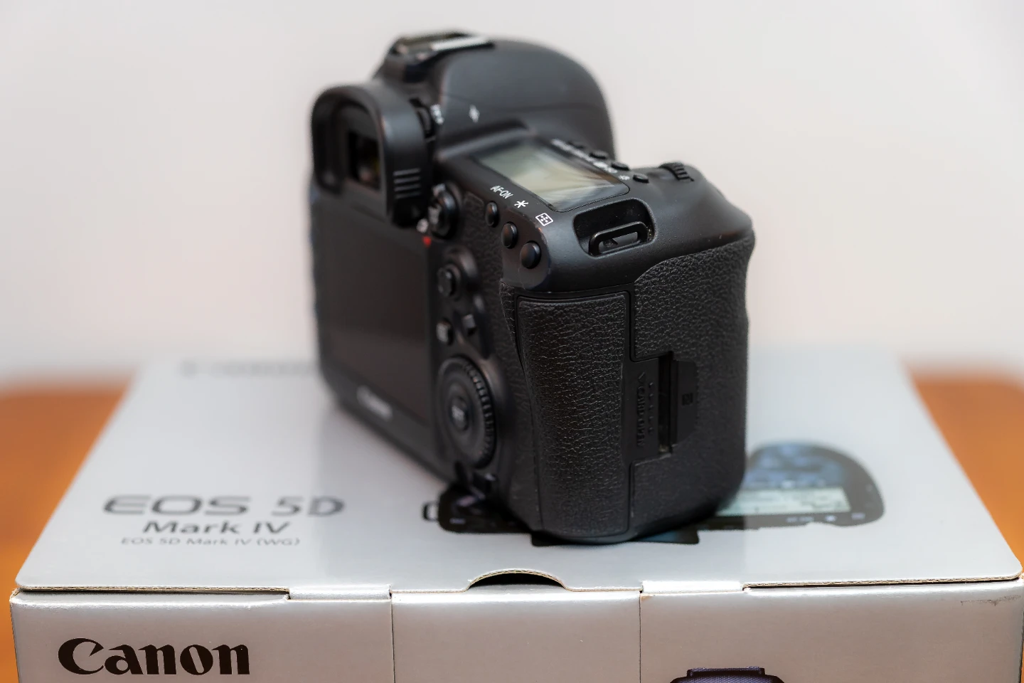 Canon EOS 5D Mark IV with extras - photo 5
